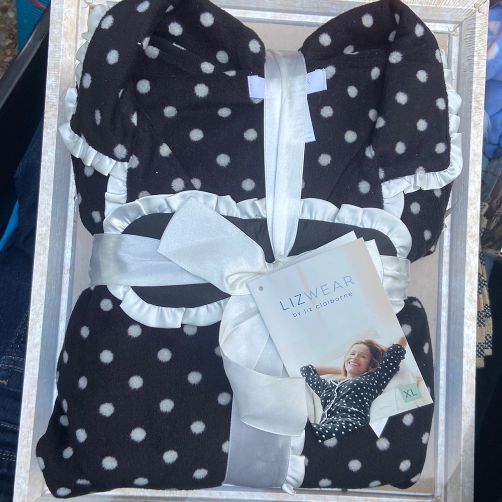 NWT LIZ Claiborne pajama set. XL (18/20) black and white fleece